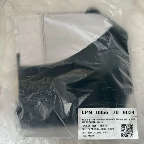 Fabletics Black and White Sports Bra - NWT - Picture 6 of 6